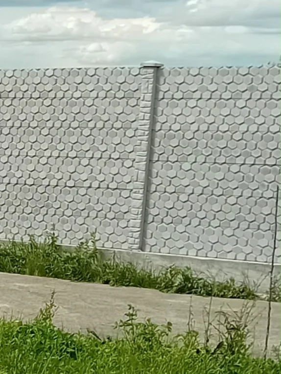 Vedere frontală a unui gard din beton model Fagure 3D, cu stâlp și capac piramidal
