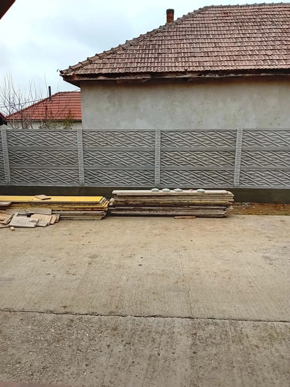 Gard din panouri de beton cu relief Geometric 3D, montat pe fundație continuă între stâlpi decorativi