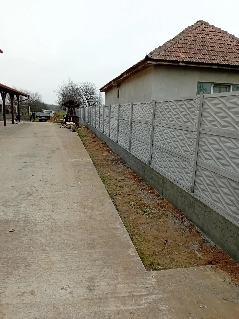 Vedere laterală a unui gard din beton model Geometric 3D, montat pe soclu continuu