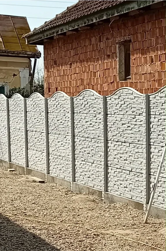 Gard din panouri de beton model Piatră Stratificată, cu margine superioară arcuită, montat între stâlpi