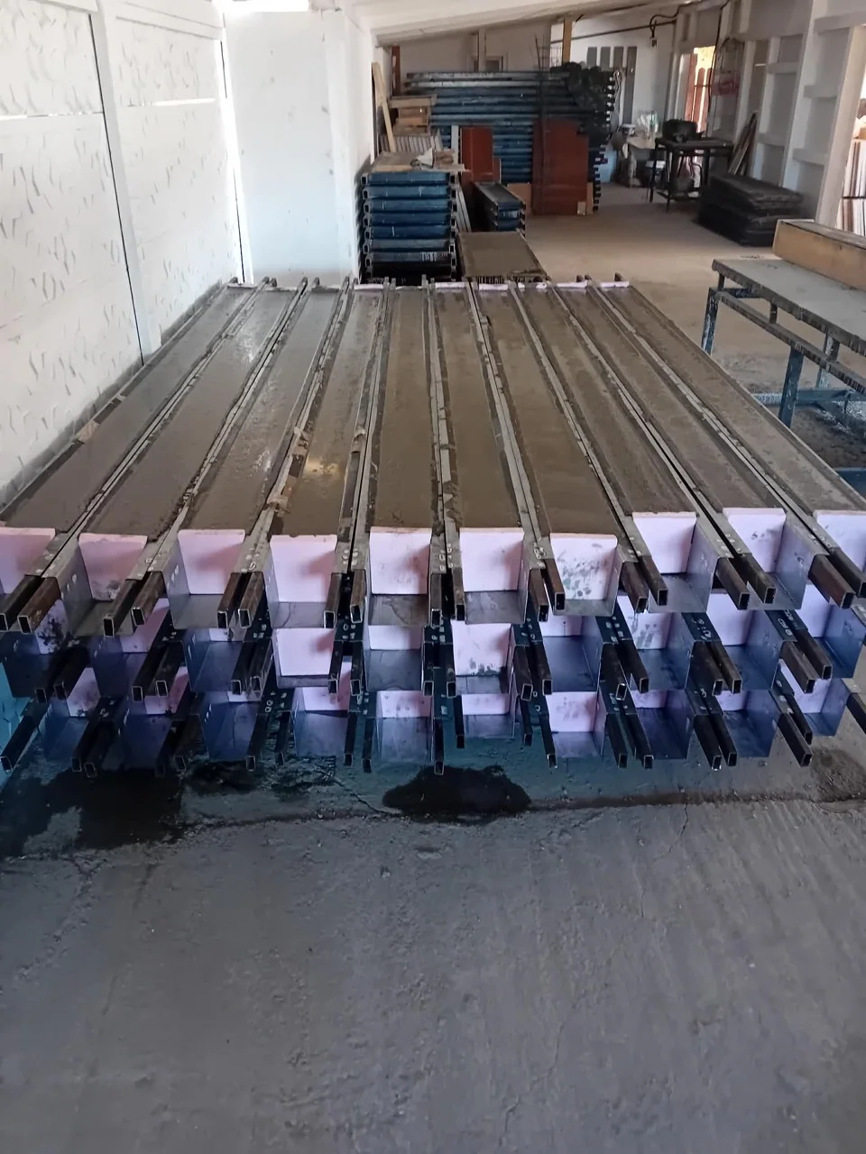 Forme metalice pentru panouri de gard din beton, pregătite în atelierul de producție din Botiz