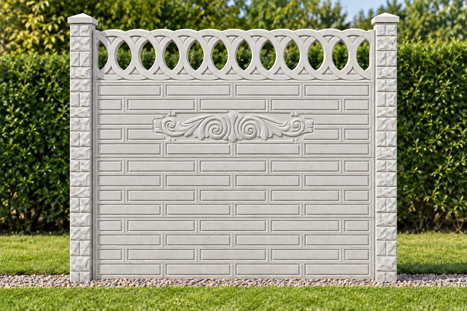 Gard din beton cu dreptunghiuri mici dispuse decalat, ornament central în volută și coronament traforat cu inele întrepătrunse