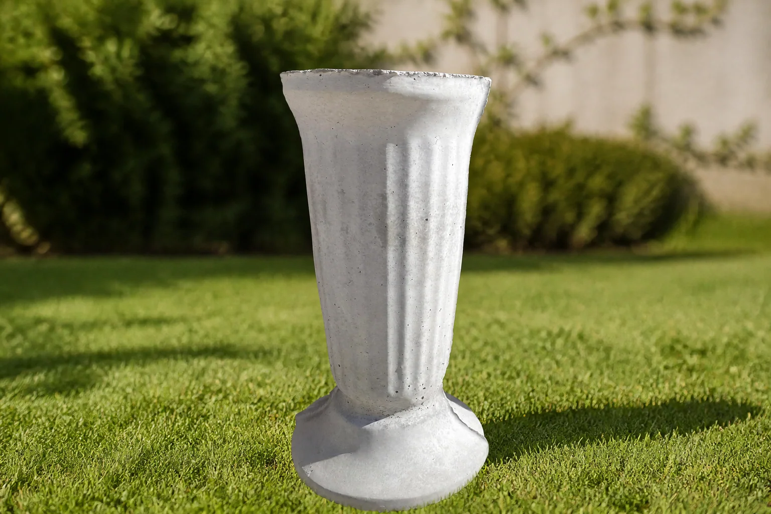 Vază decorativă înaltă din beton, cu corp canelat și soclu lat