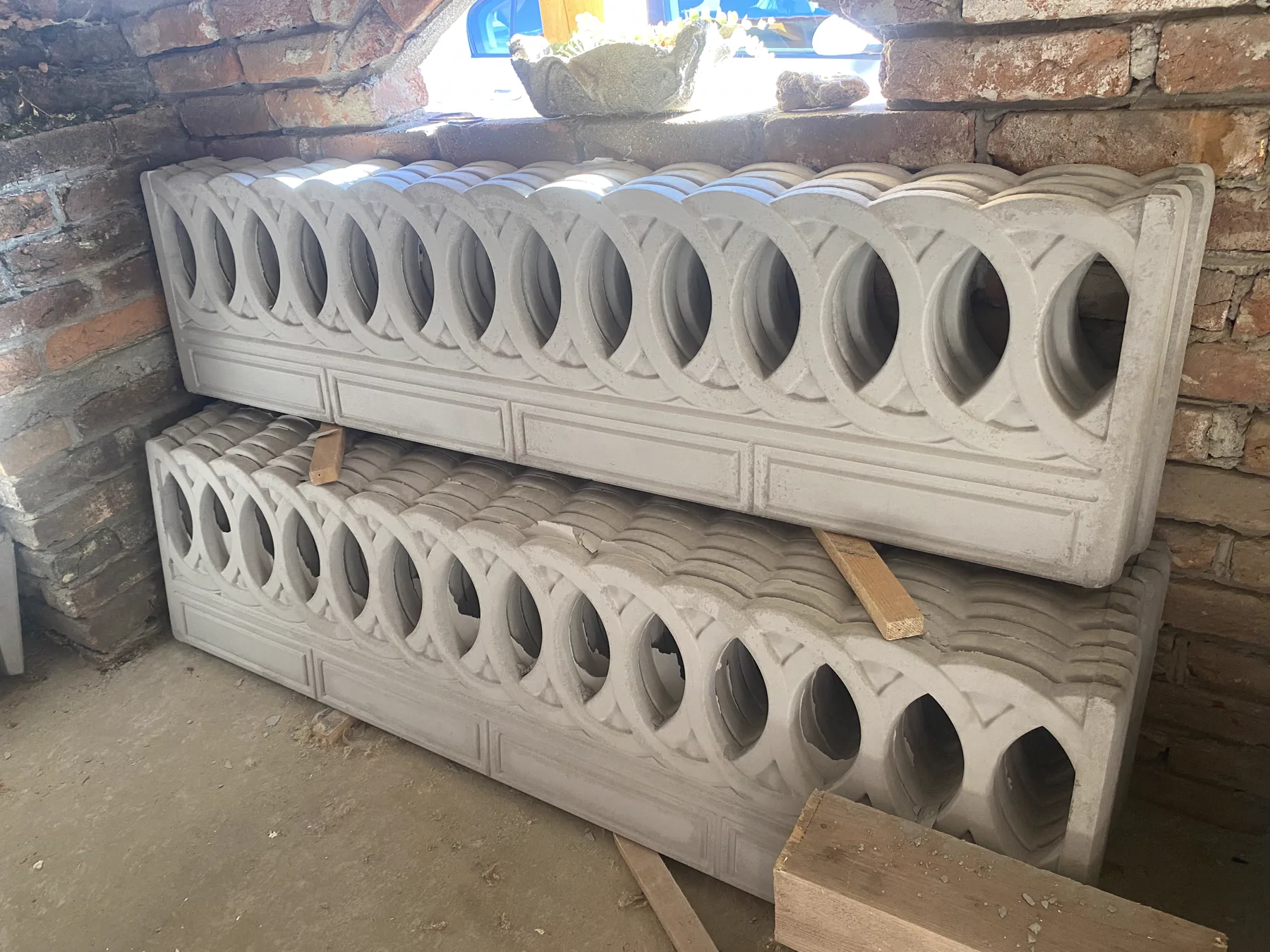 Panouri traforate din beton cu cercuri depozitate în atelier