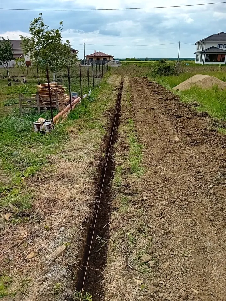 Șanț drept săpat și trasat cu sfoară pentru fundația unui gard din beton